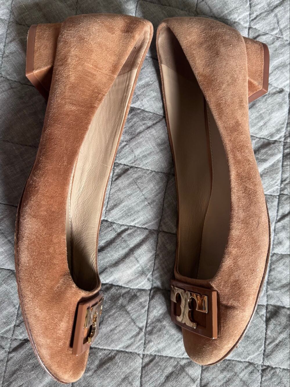 Tory Burch Gigi Tan Suede Leather Prominent Gold Logo Low Pump Shoes 7.5